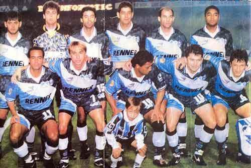 Em pé estão Arce, Danrlei, Mauro Galvão, Rivarola, Dinho e Roger; agachados estão Aílton, Paulo Nunes, Saulo, Carlos Miguel e Adílson