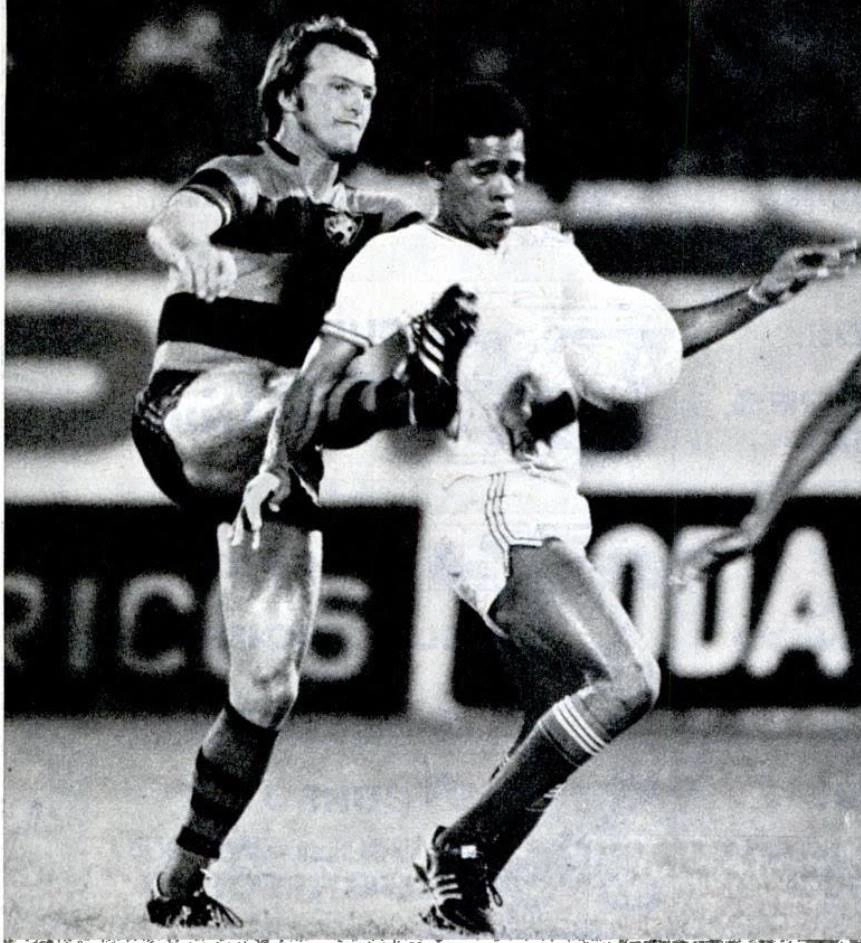 Duelo entre Sport e Náutico em 1980. Alex tenta tirar a bola de Dadá Maravilha. Foto: arquivo pessoal de Alex