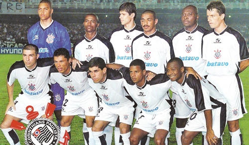 Muita gente contesta, muitos desprezam e outros tantos não valorizam. Mas o certo é que para a Fifa o Corinthians foi campeão do mundo do ano 2000. Nesta foto, o time posa antes da decisão da competição contra o Vasco em um Maracanã tomado por 70 mil pessoas e quase dividido. Em pé estão Dida, Kléber, Fábio Luciano, Vampeta, Rincón e Adílson; agachados vemos Luizão, Índio, Ricardinho, Marcelinho Carioca e Edílson