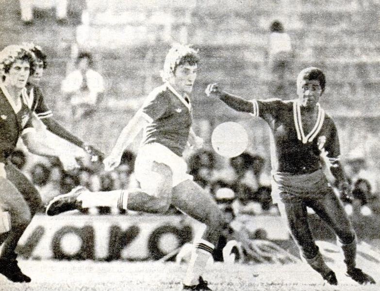 Em 18 de março de 1979 o Inter ganhou  por 4 a 0 da equipe do Gaúcho, em jogo válido pelo estadual. Mário Motta, preparando-se para o arremate, marcou dois gols. Atrás dele, o saudoso Adilson Miranda. Foto: J.B. Scalco/Revista Placar