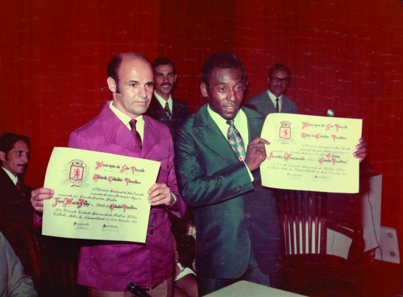 Pepe e Pelé, em São Vicente, recebendo o título de cidadão vicentino. Foto: ASSOPHIS/Facebook