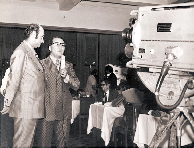 Festa dos 31 anos de confraternização e amizade. Salomão Pavlovsky sendo entrevistado por Flávio Araújo. Foto arquivo ACEESP