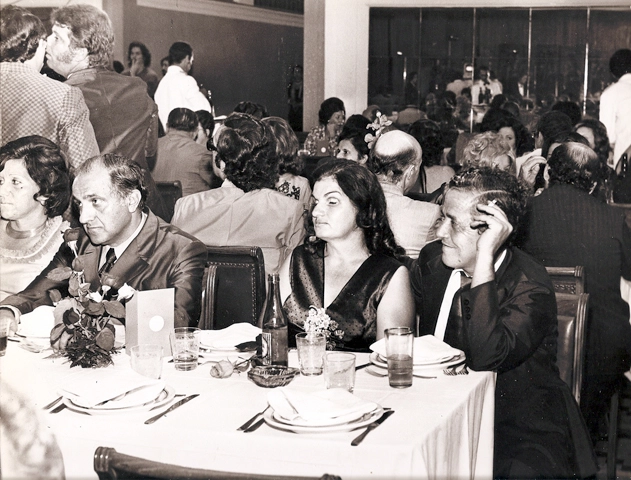 Festa dos 31 anos de confraternização e amizade. Flávio Araújo e Loureiro Júnior (estão de costas à esquerda e em pé). Atrás da mulher sentada à frente, estão Osvaldo dos Santos (olhando para direita) e o carequinha Cláudio Carsughi