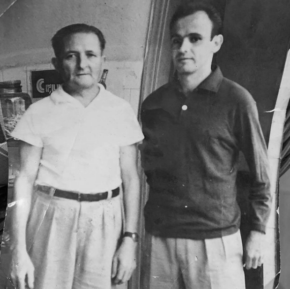 Pepe, à direita, ao lado de seu pai, na década de 1960.Foto: arquivo pessoal de Pepe