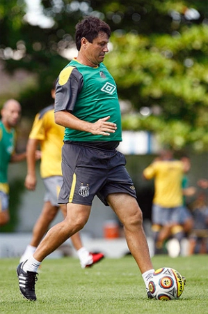Adilson com colete, em treino do Santos. Foto: Site oficial