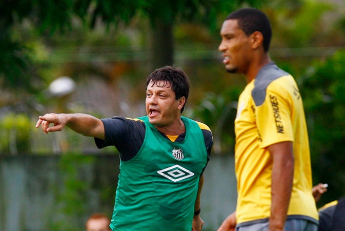 Adilson dando instruções ao jogador Bruno Aguiar. Foto: Site oficial