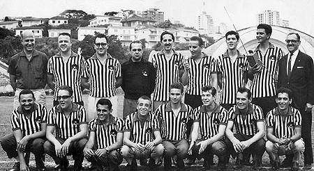 EM PÉ: Sérgio Arapuã de Andrade, Ennio Rodrigues, Flávio Araújo, Mauro Pinheiro, Fiori Gigliotti, Luiz Augusto Maltoni, Luiz Aguiar, Ethel Rodrigues e Jorge Mello. AGACHADOS: Barbosa Filho, Dante Borghi Júnior, Alexandre Santos, Estevam Sangirardi, José Paulo de Andrade, Engenheiro Bottini, Dieter Glaeser e Fernando Solera