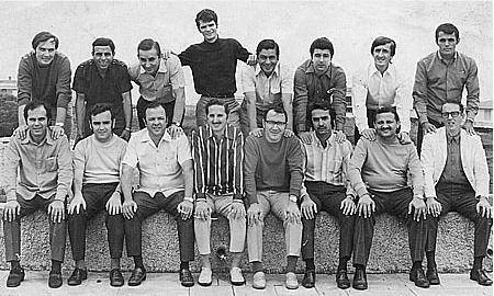 Grandes jornalistas reunidos

EM PÉ: Dieter Glaeser, Roberto Silva, Luiz Augusto Maltoni, Dinamérico Aguiar, José Carlos Silva, Luís Moreira, Tony Lourenço e Alexandre Santos. SENTADOS: Chico de Assis, Osvaldo dos Santos, Ennio Rodrigues, Fiori Gigliotti, Flávio Araújo, J. Hawilla, Barbosa Filho e Borgui Júnior