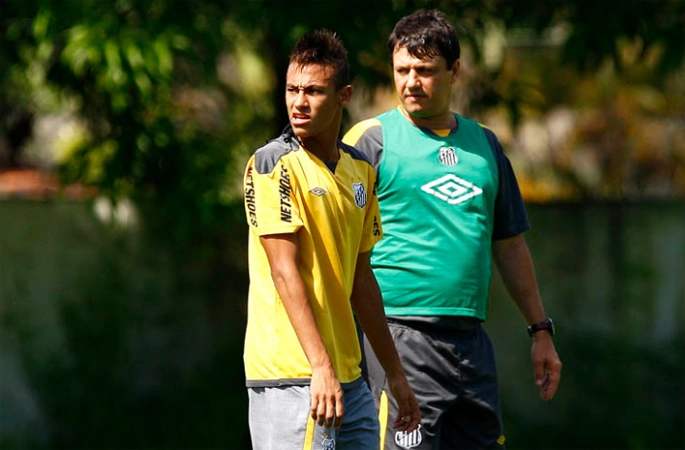 ... dando orientações ao jovem craque Neymar. Foto: Site oficial