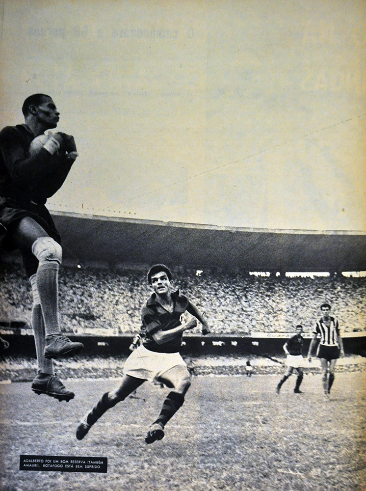 Botafogo x Flamengo, em 1958. O goleiro Adalberto salta e encaixa a bola, afastando o perigo de gol e a presença de Dida, que vinha correndo em direção ao ataque. Foto: Reprodução da revista Manchete Esportiva