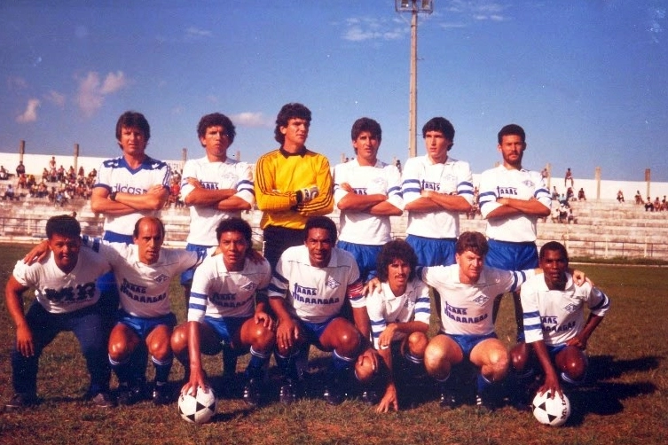 Time do Gar&ccedil;a, em 1989 - Em p&eacute;, da esquerda para direita: Professor Jos&eacute; Luiz, Pil&atilde;o, Mamela, Dinho Parreira, Itamar e Fernandes. Agachados: Ditinho (treinador de goleiro), Edinho, Dutra, Gerald&atilde;o, Fen&ecirc;, Choquito e Risadinha. Foto enviada pelo internauta Tico Cassolla