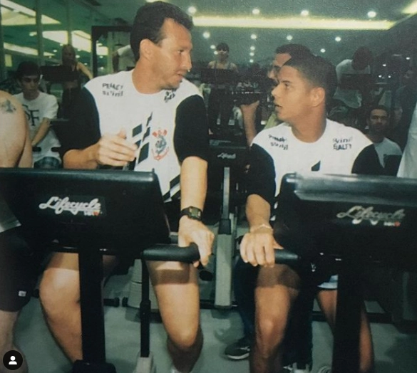 Neto e Marcelinho Carioca conversam durante atividade com ergométrica em 1996, quando jogaram juntos no Corinthians. Foto: arquivo pessoal de Neto