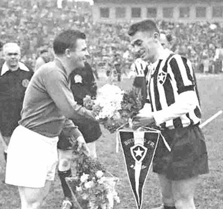 Primeira excursão do Botafogo para a Europa. Puskas, à esquerda, trocando flâmulas com Bob. A partida, realizada em 22 de abril de 1956, em Budapeste, capital da Hungria, terminou com o seguinte placar: Honvéd (Hungria) 6 x 2 Botafogo