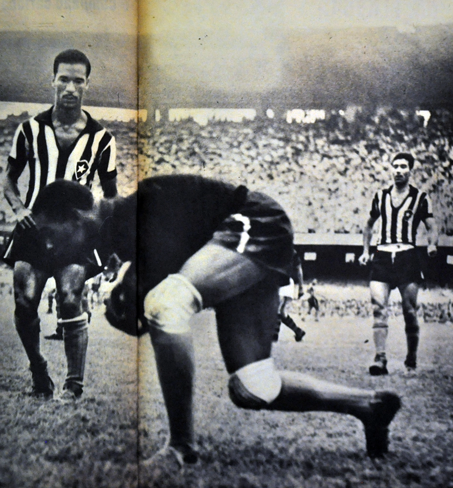 Botafogo x Flamengo, em 1958, no Maracanã. Da esquerda para a direita, Didi faz a proteção para a defesa de Adalberto. Ao fundo, Nilton Santos mais tranquilo, apenas observa o lance. Foto: Reprodução da revista Manchete Esportiva