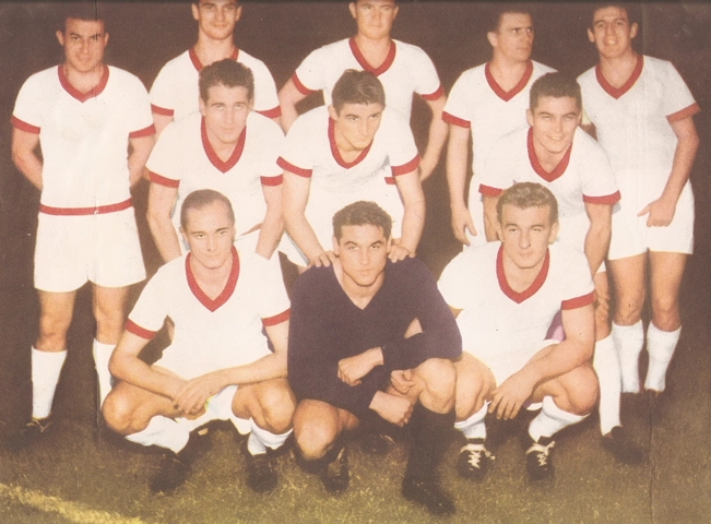 O grande time húngaro, base da seleção na Copa de 1954, na Suíça. Puskas é o quarto em pé, da esquerda para a direita, em uma época que os times posavam para a foto com esta configuração, divididos em três fileiras, de cinco, três e três jogadores, com o goleiro, tradicionalmente todo de preto, agachado