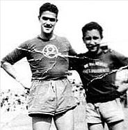 O garoto Flávio Araújo (dir) ao lado de Oberdan Catani (goleiro do Palmeiras), em 1949, antes do empate em 2 a 2 entre Prudentina e Palmeiras. O jogo aconteceu na tarde do dia 20 de fevereiro (domingo) no estádio Municipal de Presidente Prudente. O atacante Lero fez os dois gols do Palmeiras. Hélio e Beijinho fizeram os dois da Prudentina