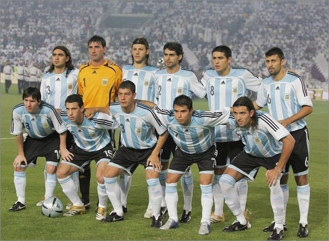 Na véspera da Copa do Mundo de 2006, a Seleção Argentina contava com grandes jogadores: em pé, da esquerda para a direita, Sorín, Abondanzieri, Demichellis, Gago, Riquelme e Samuel. Agachados, da esquerda para a direita, Messi, Maxi Rodrígues, Bataglia, Saviola e Higuaín. Foto: Site oficial da Fifa