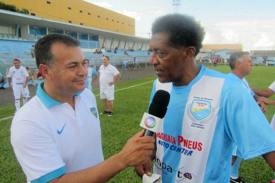 O repórter Jorge Júnior entrevista Marinho, em jogo de veteranos do Londrina, em outubro de 2015 