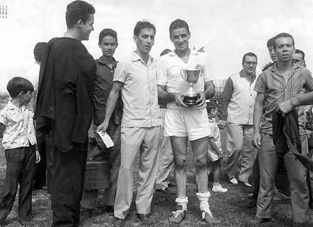 Festa de fim de ano da Rádio Bandeirantes, em 1968: o locutor noticiarista Franco Neto (hoje na Jovem Pan) está com o paletó no ombro, Fernando Solera posa ao lado de Moacyr Bombig que segura um troféu (depois de rachão do Scratch do Rádio) e Flávio Araújo (ao fundo) segura um de seus filhos pelo braço. O menino à esquerda também é filho de Flávio Araújo (Flávio Araújo Filho, que morreu no triste desastre do avião da TAM, em Congonhas - caiu no bairro do Jabaquara -, em 1996). O último, segurando uma blusa, é Amaury Bahia, irmão do famoso repórter Bahia Filho.