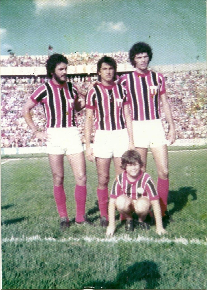 Espetacular trio do Botafogo-SP em 1974. Veja Mingo, João Marques e o jovem Sócrates, ainda com 20 anos. Fo enviada por Eduardo Silva, grande nome da imprensa da Baixada Santista