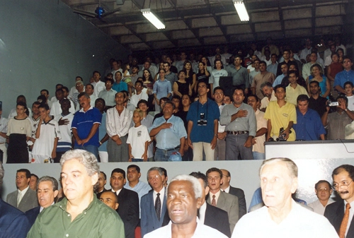 O anfiteatro da Câmara Municipal de Presidente Prudente (SP) esteve lotado na homenagem a Milton Neves. À frente, os ex-craques Polaco, Reginaldo e Antônio Casarotti