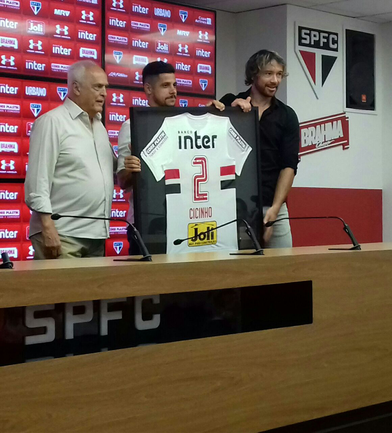 Jogador foi homenageado pelo São Paulo na despedida. Foto: Frank Fortes