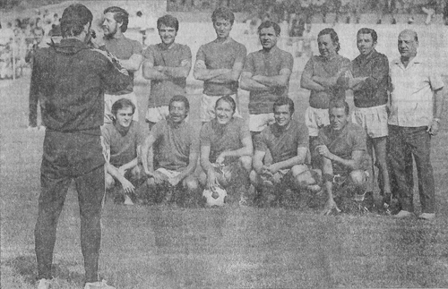 Em meio à Copa de 70, um nervoso amistoso Paulistas x Cariocas somente entre jornalistas esportivos. Pela equipe paulista, estão em pé: Michel Lawrence, Vital Bataglia, Francisco José, um cinegrafista não identificado, Juarez Soares, Roberto Olho Vivo (goleiro) e o saudoso Aroldo Chiorino como técnico. Agachados: Belmiro Sauthier, Sebastião Marinho, Flávio Araújo, Lemyr Martins e Paulo de Aquino. Ah, o fotógrafo de costas é nada menos que Rivellino, o Reizinho do Parque.
