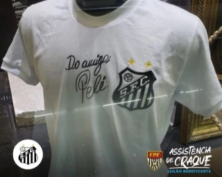 Modelo retrô alusivo ao milésimo gol de Pelé, autografado pelo Rei. Foto: Divulgação