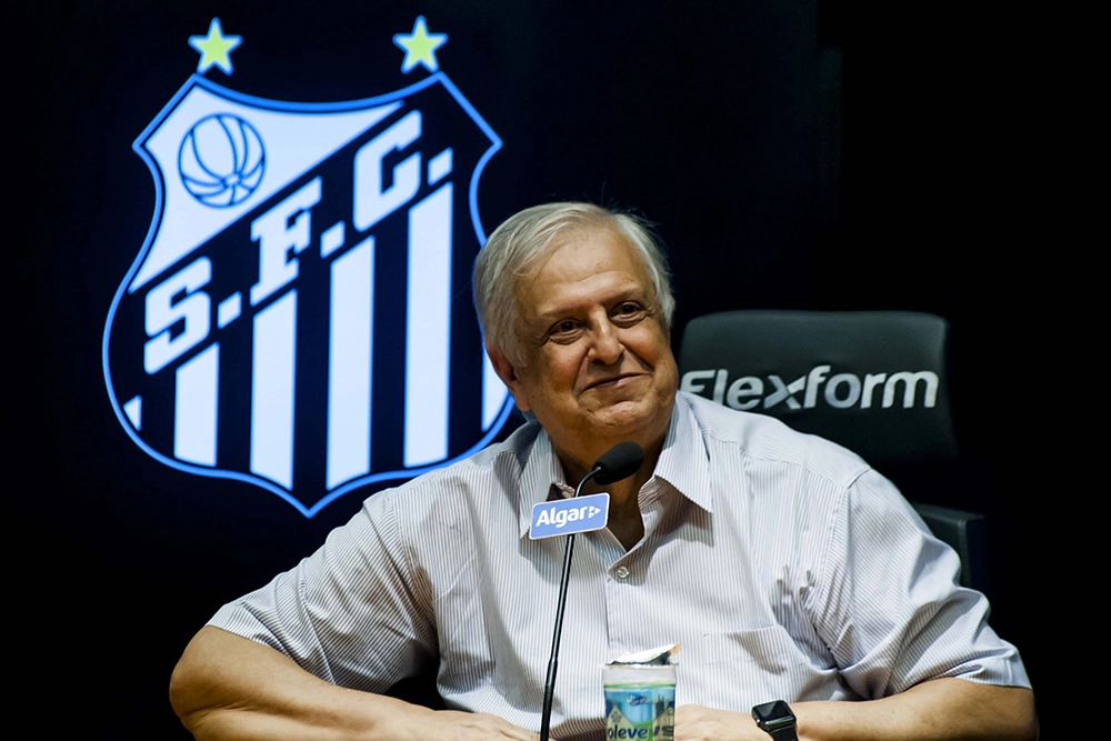 Modesto Roma comanda coletiva para o anúncio do retorno ao clube da fornecedora esportiva Umbro, em 20 de outubro de 2017. Foto: Ivan Storti/Santos FC