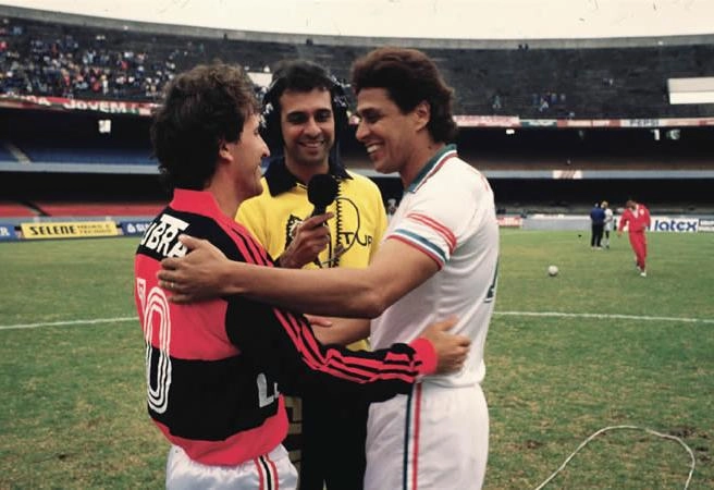 Roberto Dinamite (à direita), viveu muitos momentos enfrentando Zico quando atuava pelo Vasco. Porém, na foto, está com a camisa da Lusa, no Morumbi, em 1989. Foto: Divulgação
