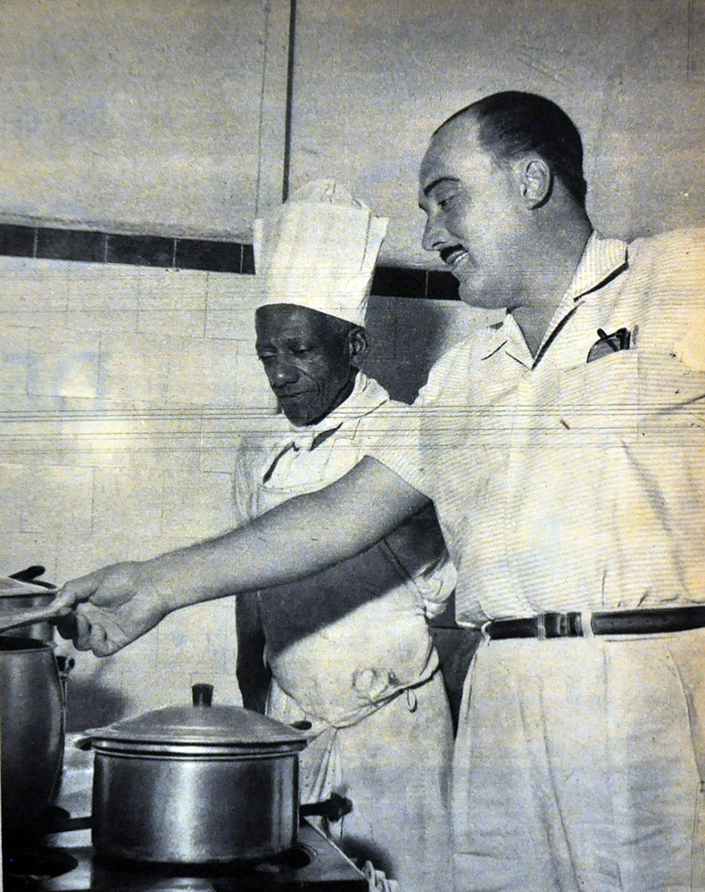 Lula prepara um prato ao lado de um verdadeiro chefe de cozinha, em 1958. Foto: Reprodu&ccedil;&atilde;o da revista Manchete Esportiva