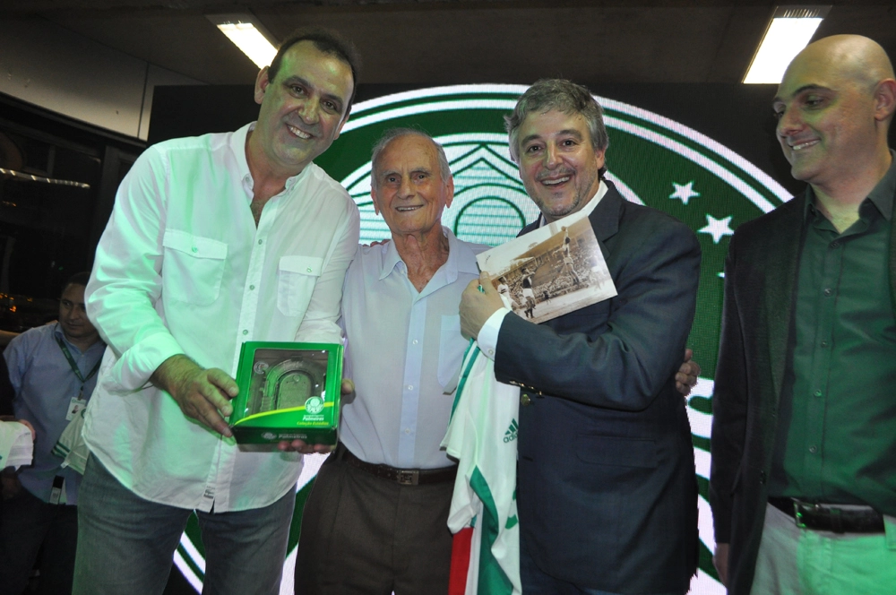 Em 26 de setembro de 2015, na festa de veteranos do Palmeiras, no restaurante do clube. Da esquerda para a direita: Roberto Silva, Furlan, Paulo Nobre e Mauricio Galiotte. Foto: Marcos Júnior/Portal TT