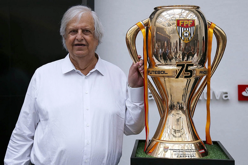 Modesto Roma em 12 de maio de 2016, ao lado da taça do Campeonato Paulista daquele ano que o time conquistou. Foto: Pedro Ernesto Guerra Azevedo/Santos FC