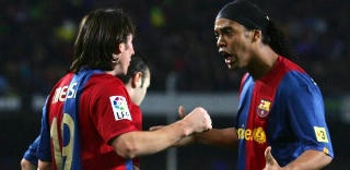 Ronaldinho e Messi comemoram gol do Barcelona