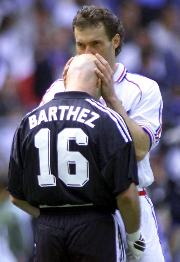 Barthez recebe um beijo carinhoso de Laurent Blanc, durante uma partida. Foto: Reprodução Google
