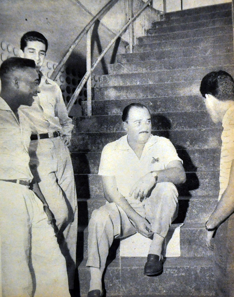 Bate-papo entre santistas, em 1958. Da esquerda para a direita, Pelé, Ramiro Valente, Lula e jogador de costas não identificado. Foto: Reprodução da revista Manchete Esportiva