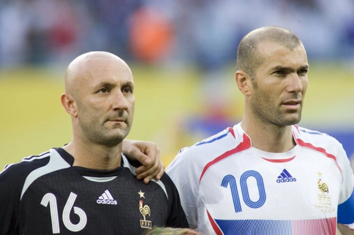 Barthez ao lado do gênio Zidane. Foto: Reprodução Google
