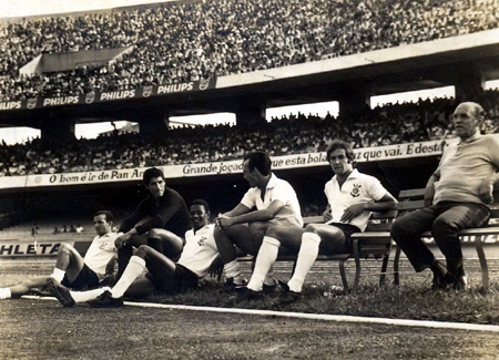 Da esquerda pra direita, no banco de reservas do Corinthians, no Morumbi, estão: Aladim, Alexandre, Paulo Borges, Sadi, Vágner e o técnico Aymoré Moreira