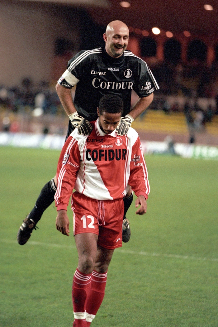 Barthez pula sobre o craque também francês, Thierry Henry, quando ainda estava em seu começo de carreira. Foto: Reprodução/In My Ear