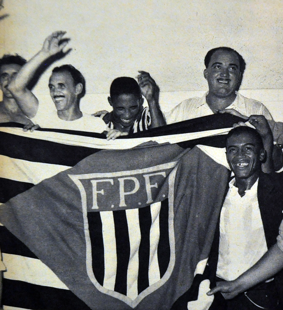 Festa! Da esquerda para a direita, Alfredo Ramos, Aymoré Moreira, Djalma Santos, Lula, que neste registro, comandava a Seleção Paulista em 1958. Foto: Reprodução da revista Manchete Esportiva