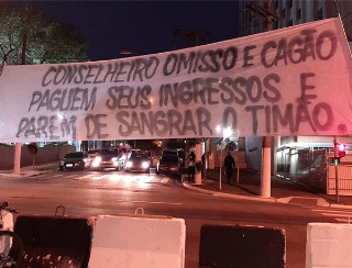 Os torcedores carregavam faixas e bandeirões com ataques à atual gestão do Timão. Foto: Reprodução/Twitter 
