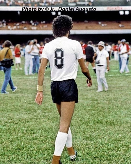 Entrando no gramado do Morumbi em 1983 para um jogo do Corinthians. As tornozeleiras amarelas, cor símbolo da campanha pelas ´Diretas Já´. Foto :Daniel Augusto Jr.