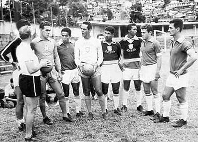 Veja parte da Seleção Brasileira em treinamento, no ano de 1961. O técnico Aimoré Moreira (primeiro da esquerda) está de lado, com a bola nas mãos. Atrás dele um jogador não identificado (talvez seja Bellini). Na sequência você vê: Castilho, Baiano, o goleiro Gylmar (segurando a pelota), Jair Marinho, Quarentinha, Amaro e De Sordi.