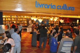 Na Livraria Cultura do Conjunto Nacional, jornalista e sua filha apresentaram "Claudio Carsughi - Meus 50 Anos de Brasil"