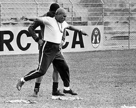 Aymoré, em treino, orientando a marcação do zagueiro.