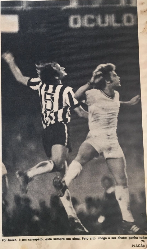 Carbone e Manfrini disputam bola em um Botafogo x Fluminense na década de 70. Foto: Revista Placar