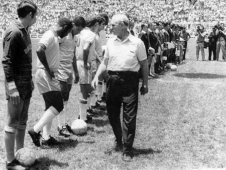 1968: em Praga, na ex-Tchecoslováquia, veja o ex-treinador dando uma última olhada nos jogadores do Brasil antes daquele amistoso internacional entre seleções. O goleiro é Félix, seguido por Edu, Jairzinho, Gérson, Rivellino e Joel Camargo. Natal, do Cruzeiro, foi o dono do jogo.