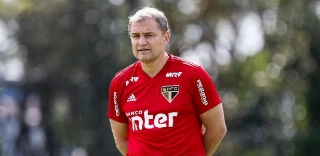 Sem treinar, São Paulo perde Bruno Peres e relaciona zagueiro da base