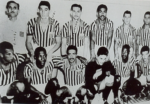 Seleção paulista perfilada em 1953. Em pé temos Aimoré Moreira, Julinho, Antoninho, Baltazar, Pinga e Rodrigues Tatu; agachados vemos Bauer, Djalma Santos, Hélvio, Muca, Brandãozinho e Noronha