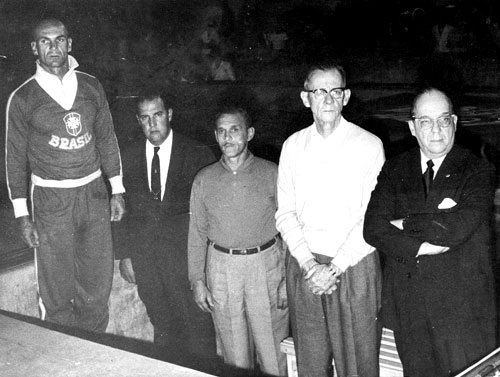 Na foto da esquerda para a direita: o preparador físico Paulo Amaral, o médico Hilton Gosling, o técnico do selecionado brasileiro, Aymoré Moreira, o supervisor técnico, Carlos Nascimento e o Marechal da Vitória, Paulo Machado de Carvalho, chefe da delegação Tupiniquim que conquistou o bi-campeonato mundial em 1962. Todos estão perfilados para a imagem clicada pelo atento fotógrafo antes do confronto decisivo contra a Espanha.